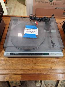 lot 102 image: Yamaha P-200 Turntable