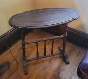 lot 14 image: End Table