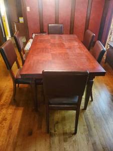 lot 21 image: Dining Room Table
