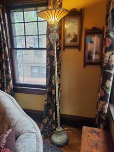 lot 24 image: Floor Lamp
