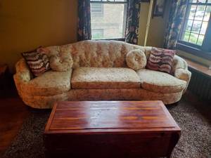 lot 26 image: Sofa