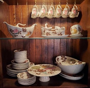 lot 31 image: Red Wing Tampico Pottery Ceramic Dinnerware Set