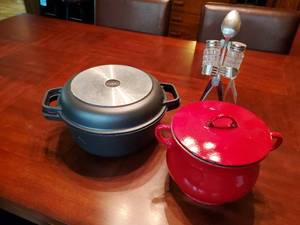 lot 46 image: Two Pots And SaltPepper Shakers With Holder