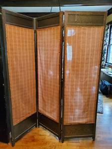 lot 66 image: Room Screen