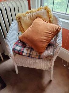 lot 73 image: Wicker Chair