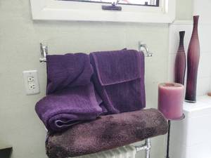 lot 86 image: Contents Of Bathroom