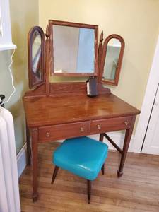 lot 212 image: Vintage Vanity With Sitting Stool