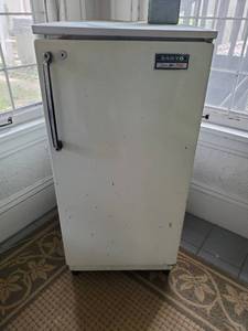 lot 91 image: Vintage Sanyo Store More 150 Mini Fridge