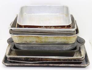 lot 12 image: misc Baking Pans