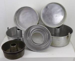 lot 19 image: misc Cake Pans