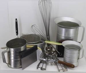 lot 21 image: Tote of misc Baking Tools