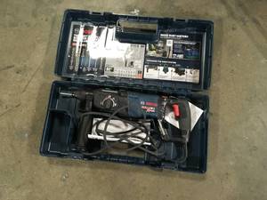 Bosch 1 in. SDS-plus Corded Variable Speed Rotary Hammer Drill with Auxiliary Handle and Chuck Key Customer Returns See Pictures