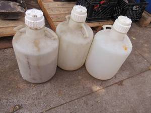 lot 10 image: 3 Piece Lot of 5 Gallon Jugs