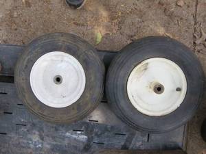 lot 25 image: 2 Trailer Tires 4.804.00