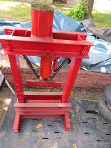 lot 28 image: Dayton 3 Ton Hydraulic Jack Press