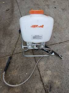 lot 33 image: Echo Hand Pump Backpack Sprayer