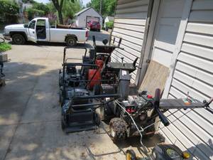 lot 43 image: 6 Piece Lot of Lawn Mowers and Snowblowers for Parts