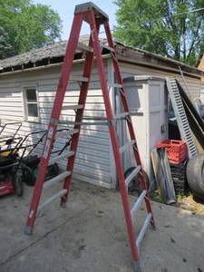 lot 44 image: 8 Fiberglass Step Ladder