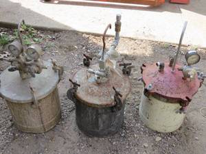 lot 73 image: 3 Piece Lot Pressure Paint Tanks
