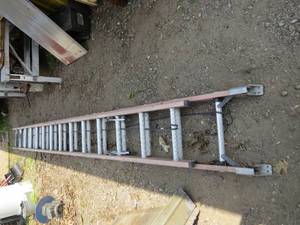 lot 78 image: 28 Fiberglass Extension Ladder