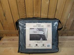 lot 1 image: LAUREL PARK 20LBS OVERSIZED WEIGHTED BLANKET 70x80, GRAY