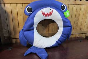 lot 10 image: Members Mark Hammerhead Shark Floatie