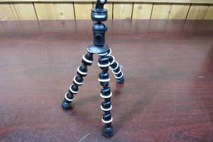 lot 33 image: Sunpak 11 Tall Camera or Smart Phone Tripod