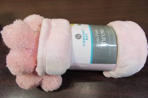 lot 88 image: Comfort Bay - Pom Pom Throw - Pink