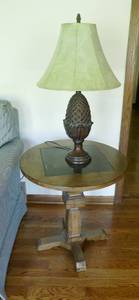 Neat side table with pineapple lamp