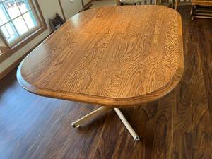 lot 2 image: Kitchen Table with Leaf