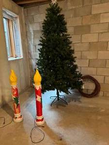 lot 26 image: Christmas Tree, Vintage Outside Candle Lights and Wreaths