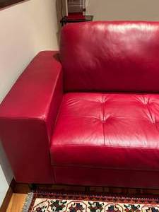 lot 5 image: Gabberts Red Leather Couch