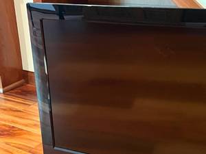 lot 34 image: Dynex 32 LCD TV