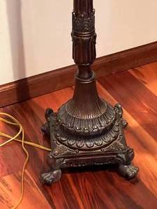 lot 31 image: Standing Floor Lamp