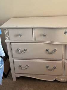 lot 78 image: White Dresser