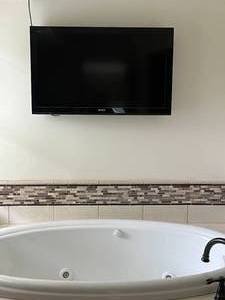 lot 80 image: Sony TV - Bravia - 35