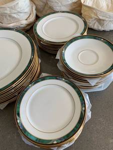 lot 84 image: Lennox 10 Place Settings Dish Set