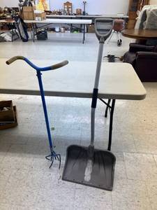 lot 226 image: Snow Shovel & Garden Claw