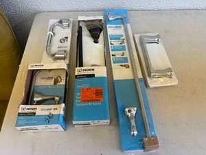 lot 299 image: Assorted Bathroom Accessories