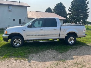 lot 1 image: 2001 Ford F150 XLT SuperCrew Limited Edition 4x4 Pickup