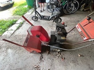 lot 313 image: MTD 524 Snowblower