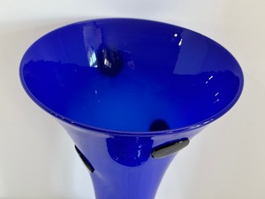 lot 43 image: Artisan Created Cobalt Blue Vase