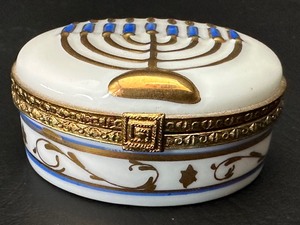 lot 53 image: Limoges Menorah Trinket Box