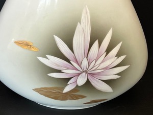 lot 24 image: Vintage H & Co Selb Bavaria Heinrich Vase