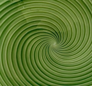 lot 112 image: Artisan Swirled Art Glass Bowl