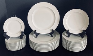 lot 94 image: Rosenthal White Studio-Linie Dishware Grouping