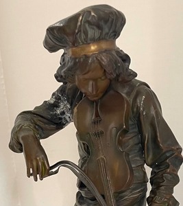 lot 130 image: Lulli Enfant French Violin Player Bronze Spelter Figurine by Gaudez