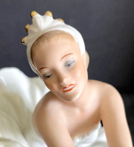 lot 144 image: Vintage Wallendorf German Porcelain Ballerina Figurine