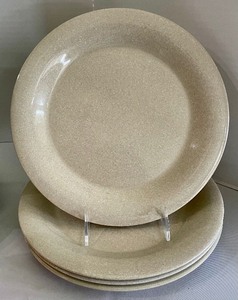 lot 148 image: Plethora of Plastic Serving Pieces