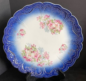 lot 151 image: Variety of Vintage Serving Pieces